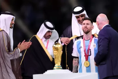 Mundial de Qatar: qué simboliza la capa que usó Lionel Messi para levantar la copa