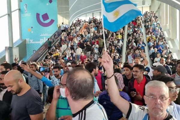 Mundial Qatar 2022: a pocas horas colapsó el transporte por la fiesta argentina en Doha