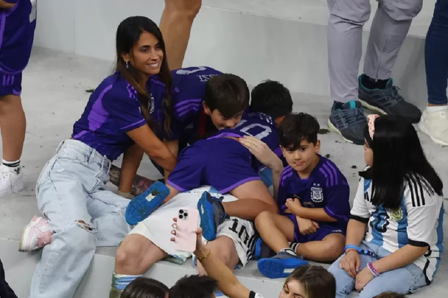El desborde de alegría: sus hijos celebrando con su Messi en la cancha 