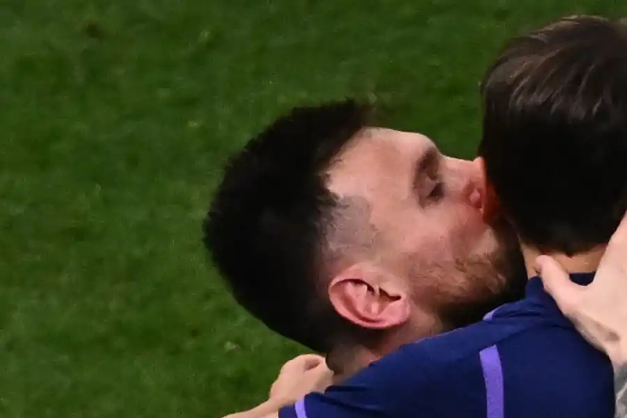 Messi abraza a uno de sus hijos tras el triunfo en la final de Qatar 