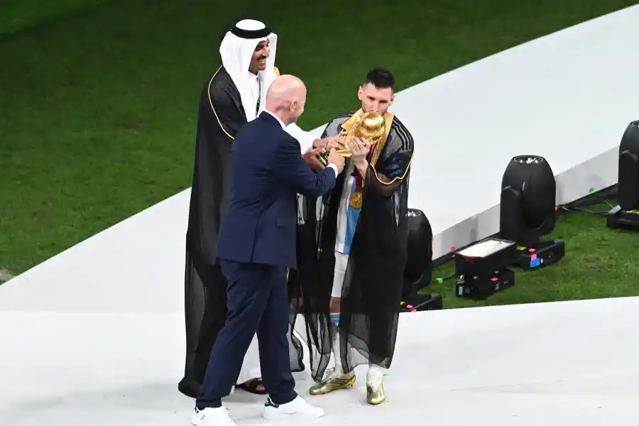 Mundial de Qatar: Messi usó una tradicional capa qatarí para levantar la Copa