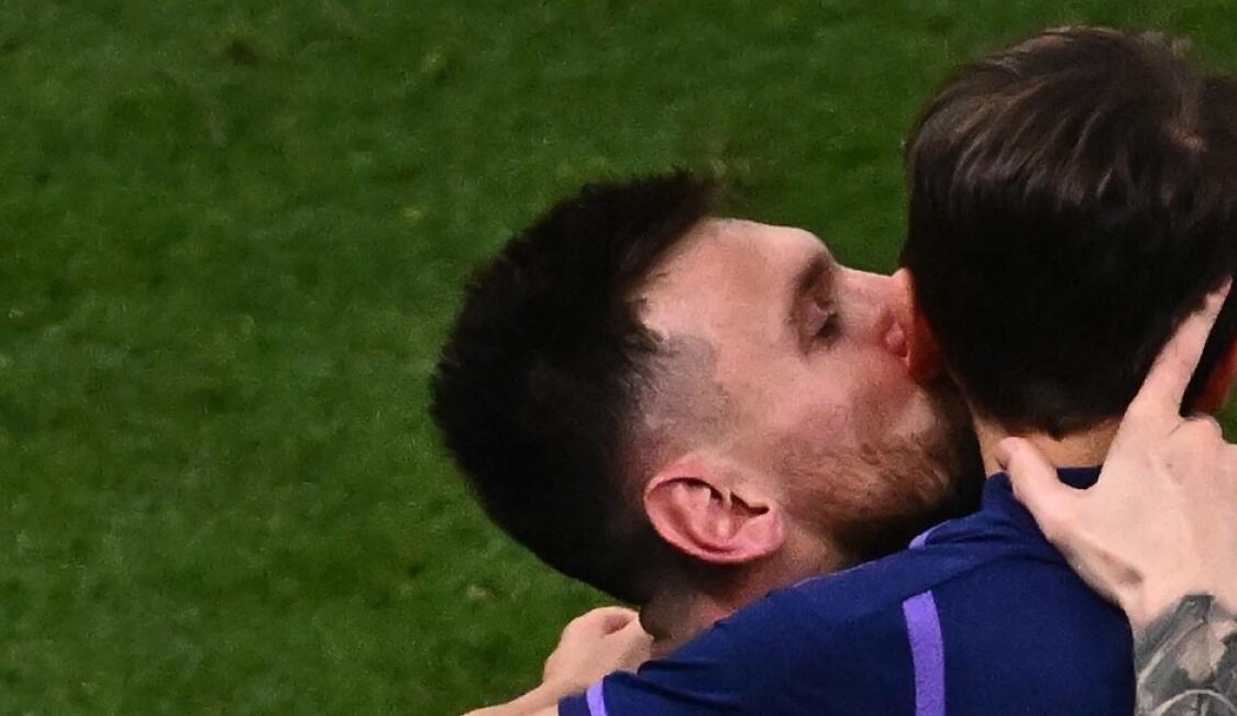 Messi abraza a uno de sus hijos tras el triunfo en la final de Qatar 