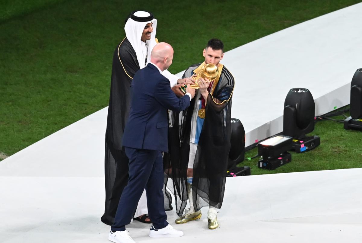Mundial de Qatar: Messi usó una tradicional capa qatarí para levantar la Copa