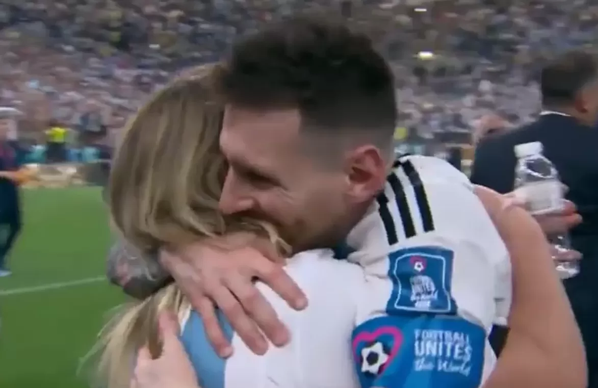 El abrazo de Messi con Antonia Farías 