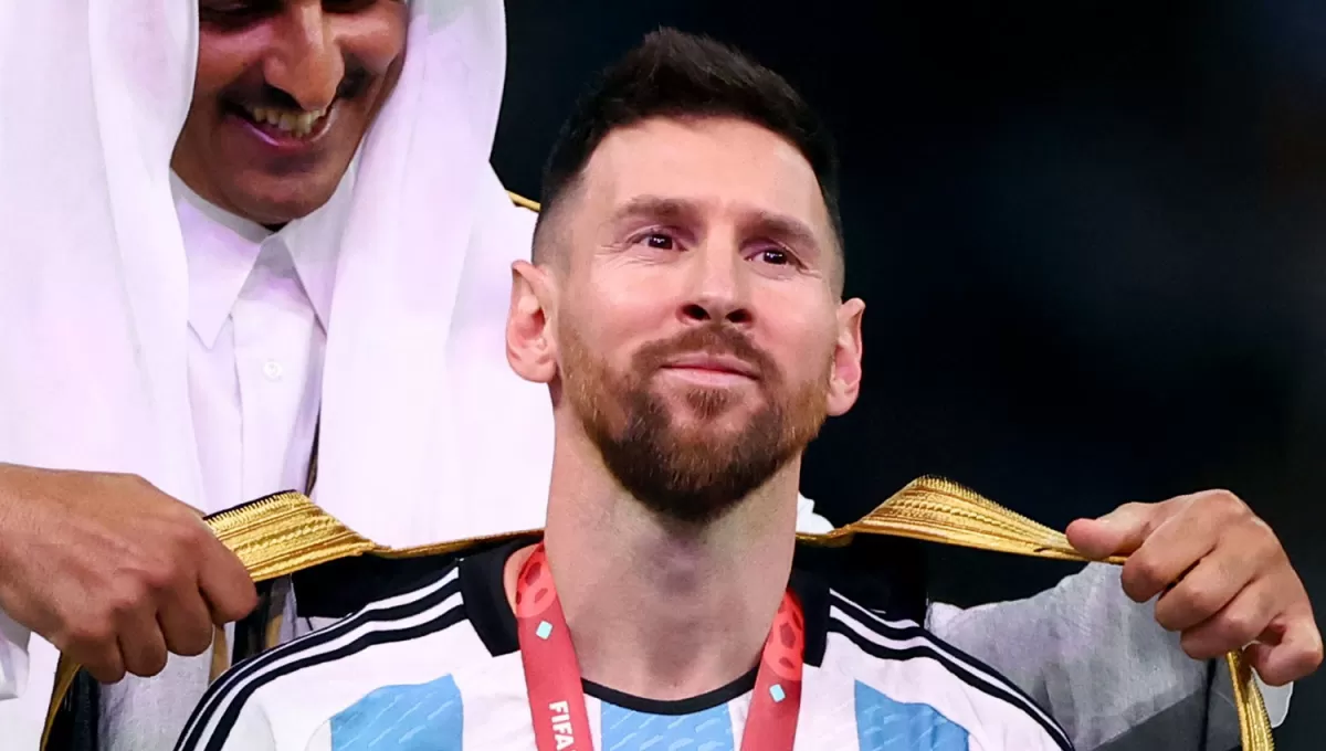 ¡QUÉ MOMENTO! Lionel Messi a segundos de levantar la tercera Copa del Mundo para Argentina.