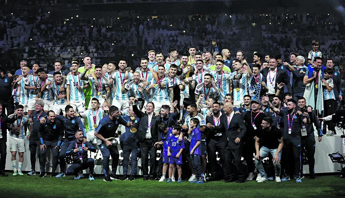LOCURA TOTAL EN QATAR. Messi acaba de levantar la copa junto a toda la delegación argentina y comienza con una serie de festejos que se extenderán por varios días en nuestro país,