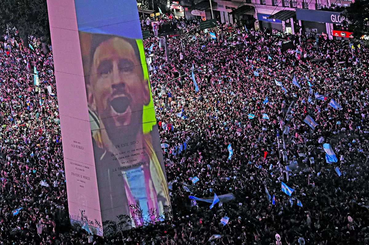 LA GRAN FIESTA. Con la imagen de Messi de fondo, los hinchas celebraron.