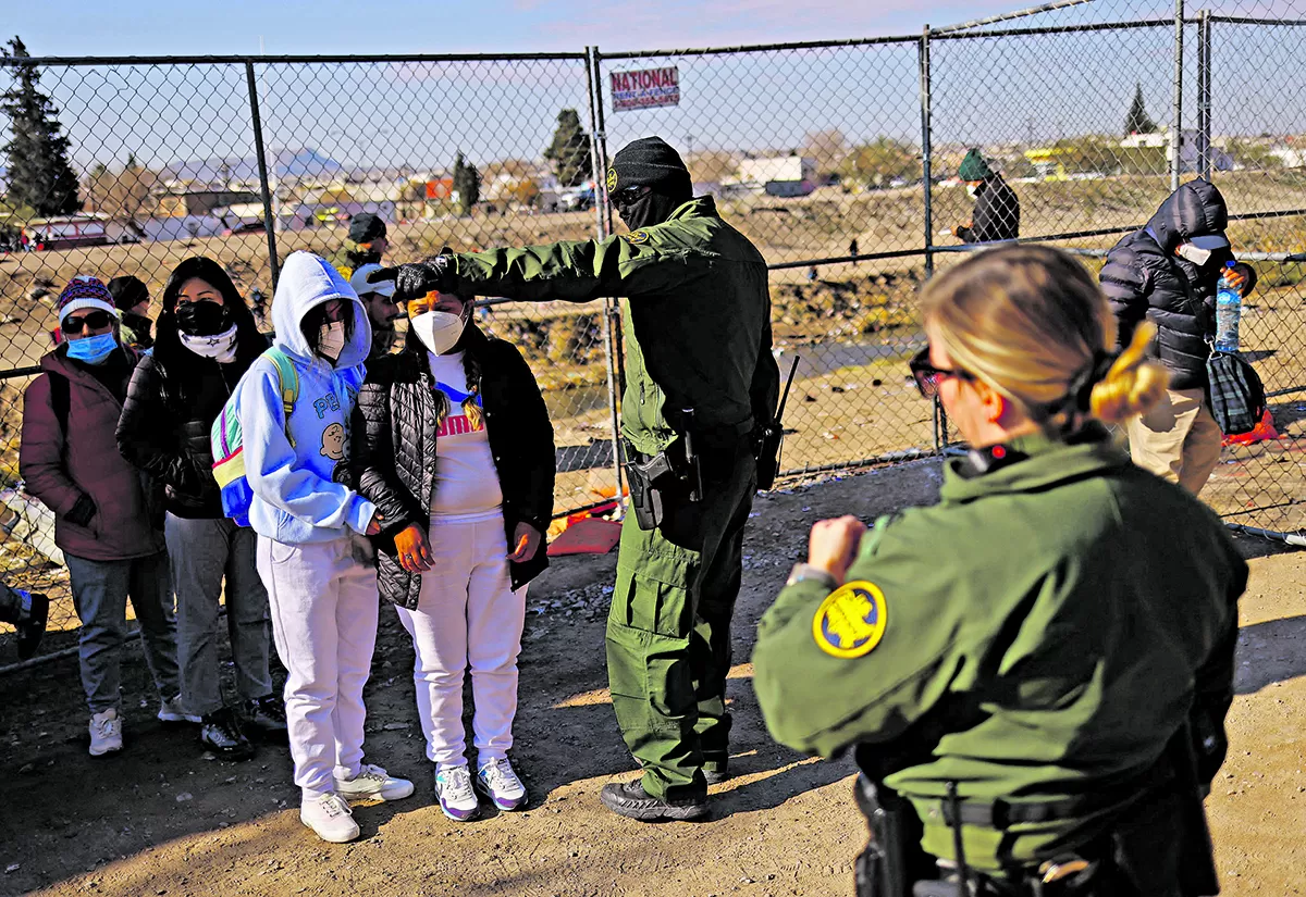 Migrantes son detenidos por agentes de la Patrulla Fronteriza de EEUU, en El Paso, Texas, después de cruzar a Estados Unidos desde México para solicitar asilo.