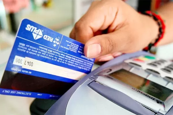 Ante la inflación, las familias argentinas siguen restringiendo