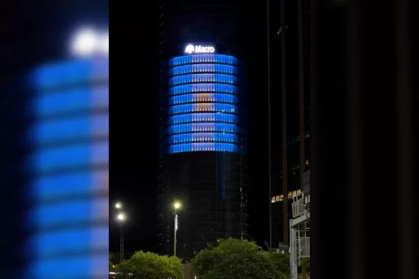 Banco Macro recibe a los campeones con la bandera más grande de Argentina