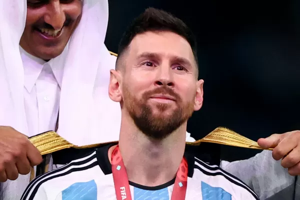 Qué es el bisht, la ropa que vistió Messi antes de recibir la Copa del Mundo Qatar 2022
