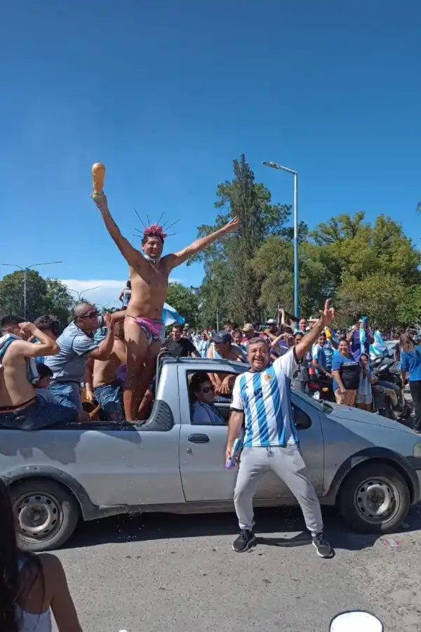 ALGARABIA. Las calles de La Trinidad fueron “copada” por hinchas.