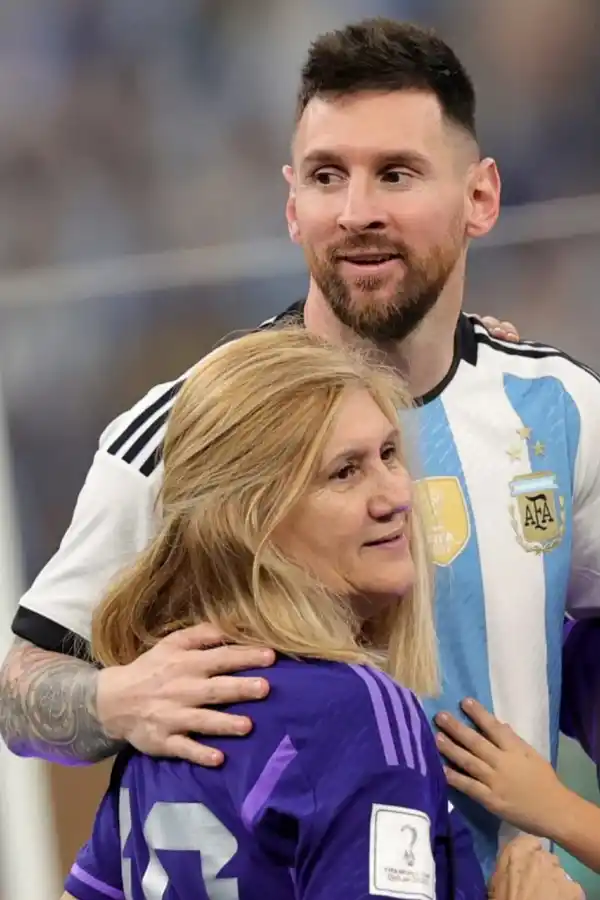 CELEBRACIÓN. Messi, con la nueva camiseta, junto a su madre.