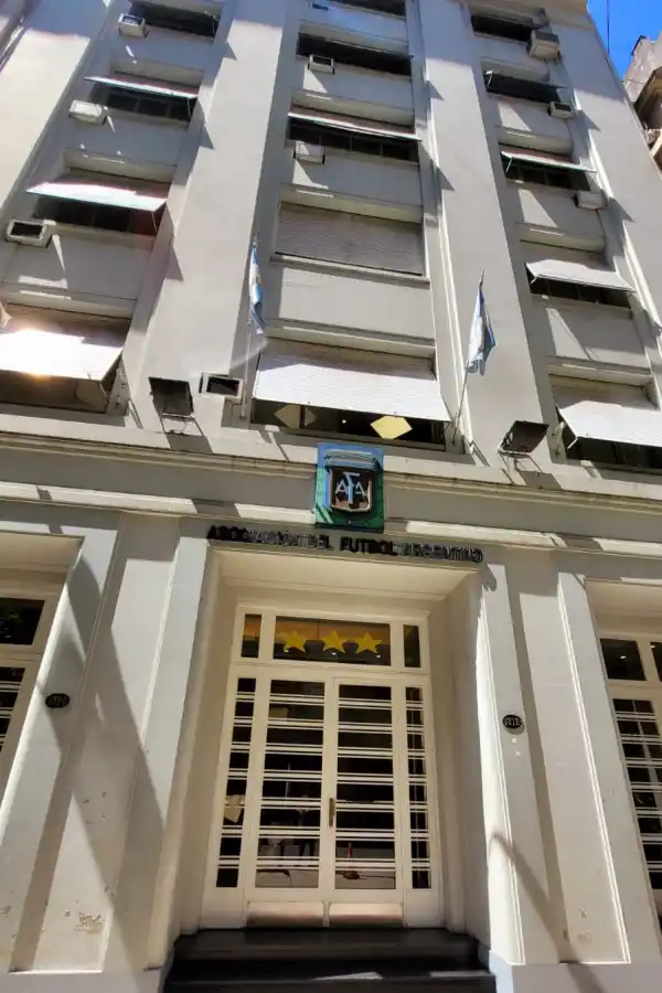 La sede de la AFA estrenó la tercera estrella de Campeón.