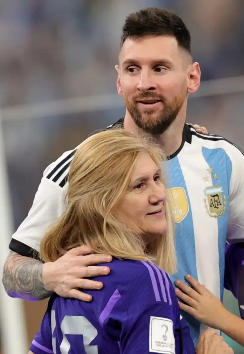 CELEBRACIÓN. Messi, con la nueva camiseta, junto a su madre.