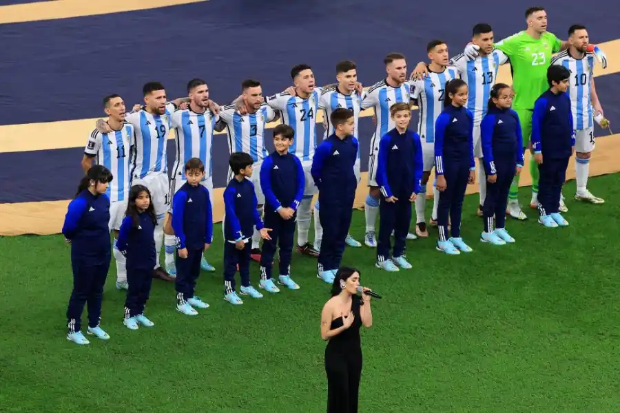 CON CORO DE FONDO. “Lali” Espósito entonó el Himno Nacional argentino. Casi no se la escuchó porque la gente, como los jugadores, cantaron con toda la fuerza. fotos reuters - fifa