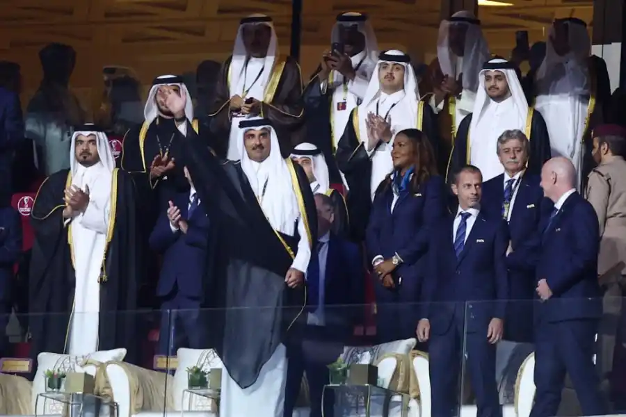 AUTORIDAD. EL Emir de Qatar, Sheikh Tamim bin Hamad al Thani, saludó a la multitud desde el palco en el estadio Lusail.