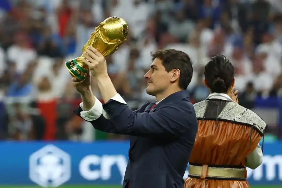 ESTRELLA. El ex arquero de España, Iker Casillas, presentó el trofeo.