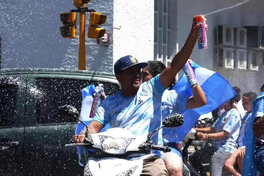 FUE CARNAVAL. Los fanáticos festejaron con espuma la conquista.