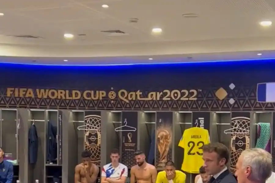 Macrón, en el vestuario francés.