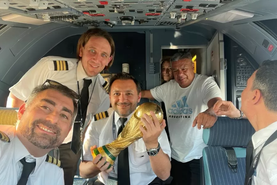 Qatar 2022: ¡La copa es de todos! El gran gesto de “Chiqui” Tapia con los pilotos del avión que trae de vuelta a la Selección