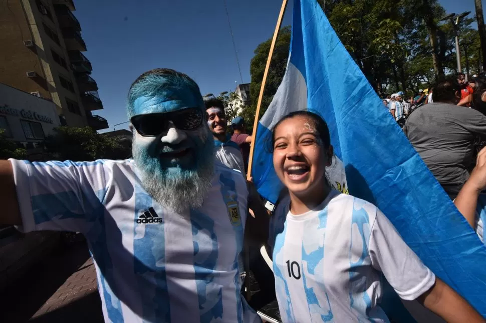 FELICIDAD. Los fanáticos festejaron en la plaza Mitre de Concepción. 