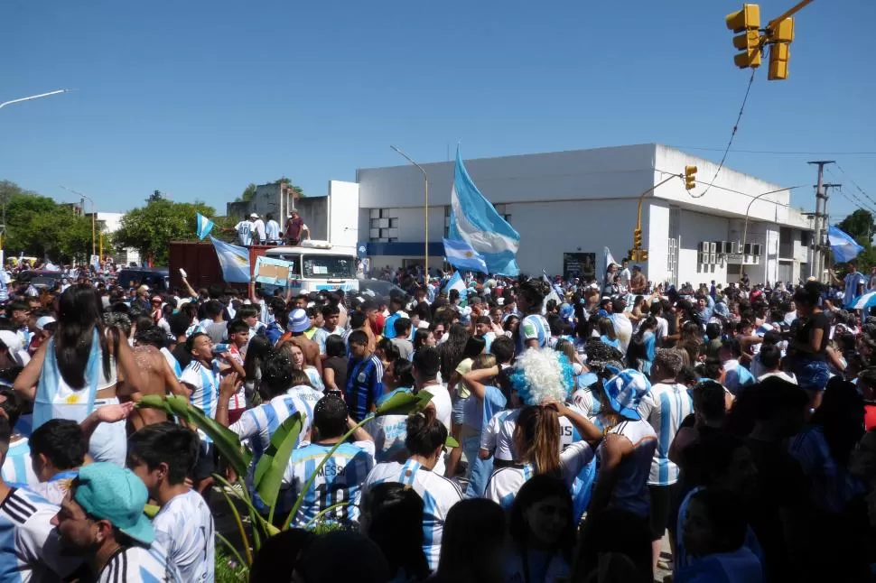 EN AGUILARES. Los hinchas se reunieron en la plaza 25 de Mayo. 