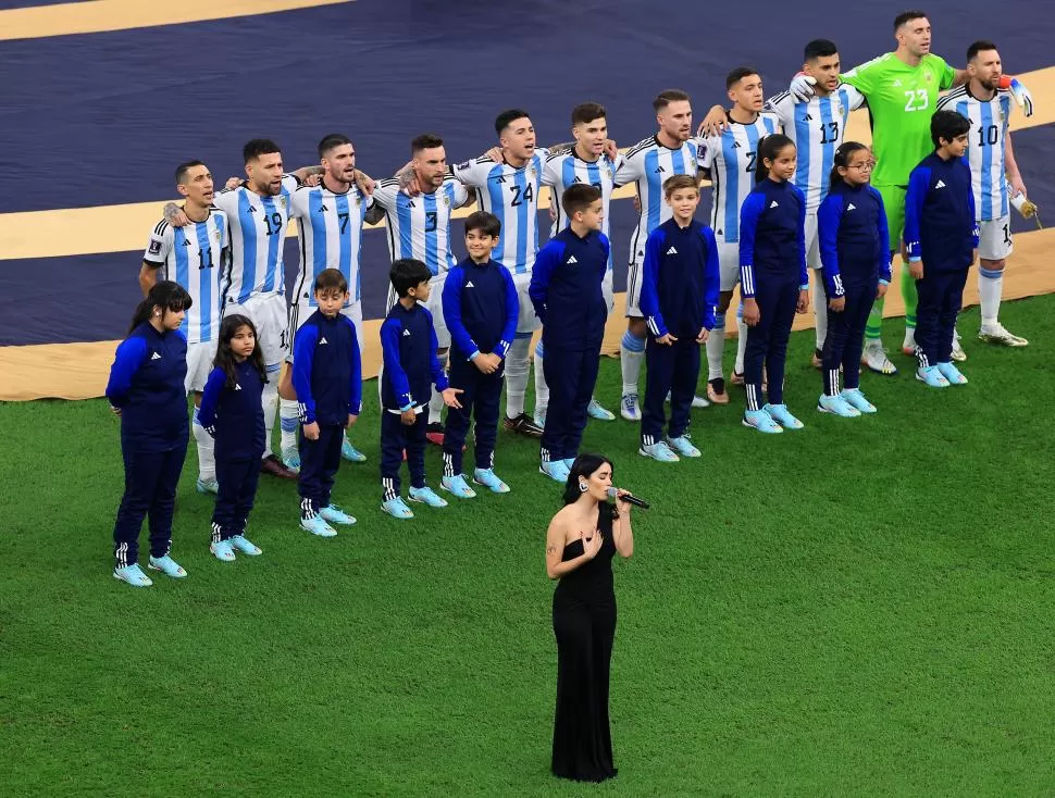 CON CORO DE FONDO. “Lali” Espósito entonó el Himno Nacional argentino. Casi no se la escuchó porque la gente, como los jugadores, cantaron con toda la fuerza. 