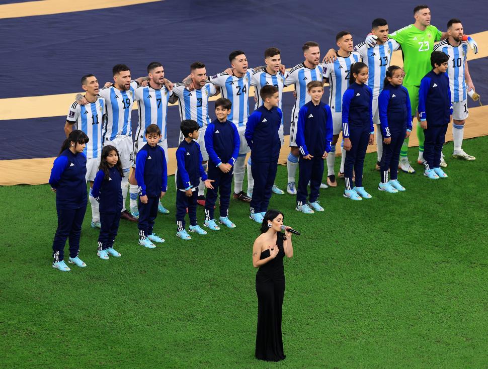 CON CORO DE FONDO. “Lali” Espósito entonó el Himno Nacional argentino. Casi no se la escuchó porque la gente, como los jugadores, cantaron con toda la fuerza. fotos reuters - fifa