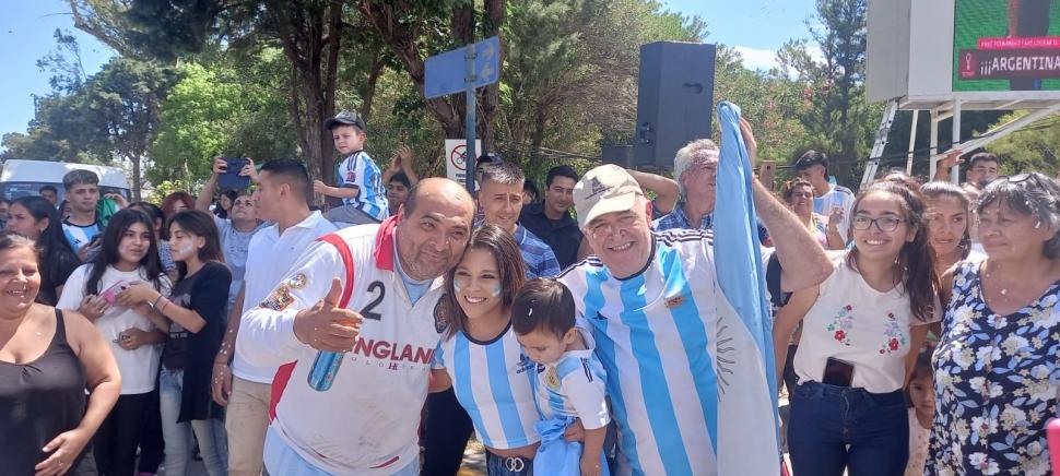 EN TRANCAS. El gobernador, Osvaldo Jaldo, con bandera argentina en mano, festejó junto a la gente y al intendente, Roberto Moreno, en el centro tranqueño.
