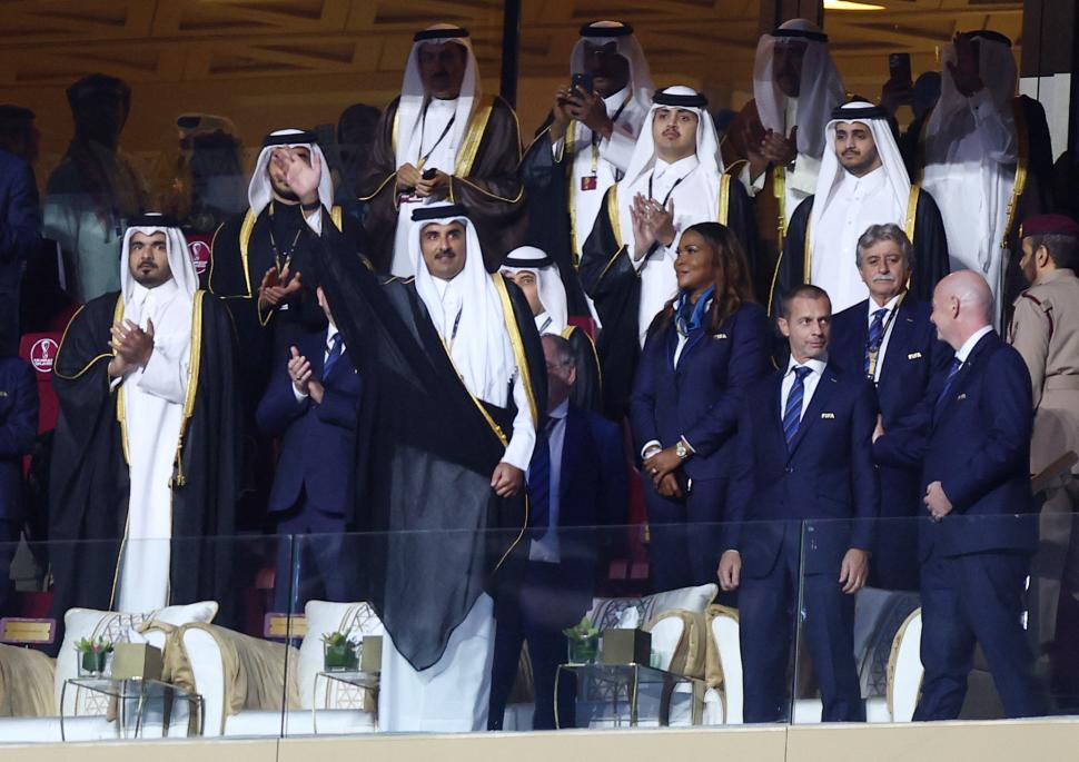 AUTORIDAD. EL Emir de Qatar, Sheikh Tamim bin Hamad al Thani, saludó a la multitud desde el palco en el estadio Lusail.