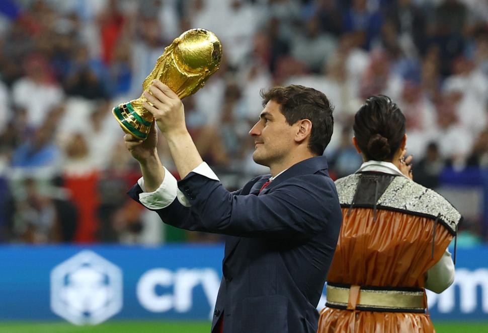 ESTRELLA. El ex arquero de España, Iker Casillas, presentó el trofeo.