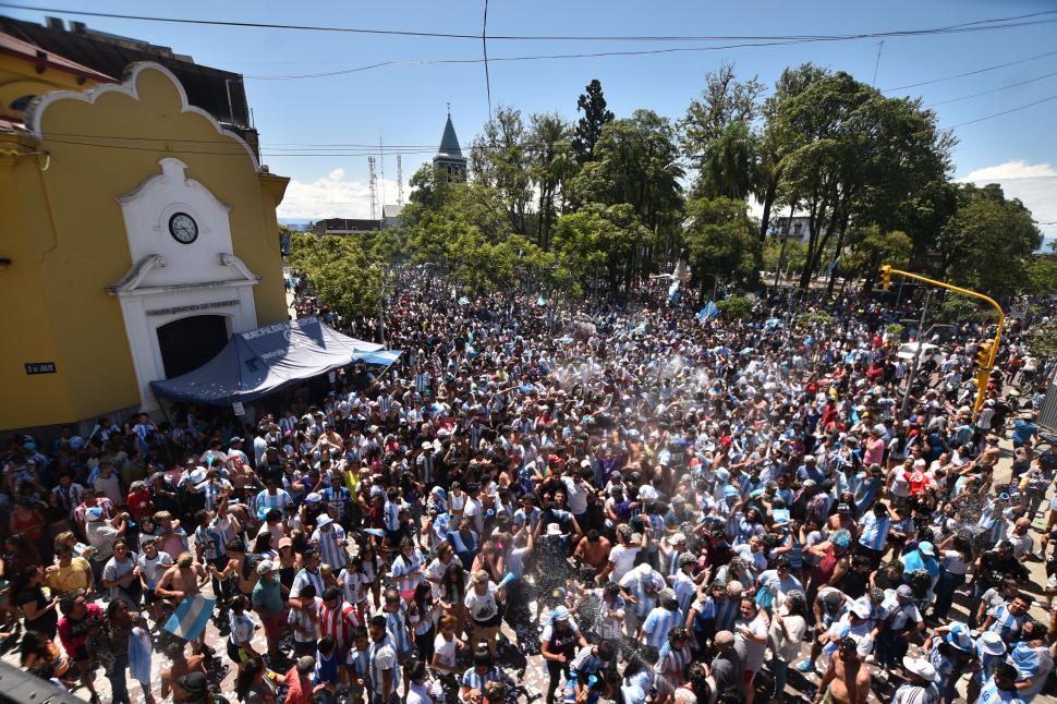 EN LA “PERLA DEL SUR”. Luego de la consagración de la Selección en la Copa del Mundo, los simpatizantes colmaron las calles de Concepción.