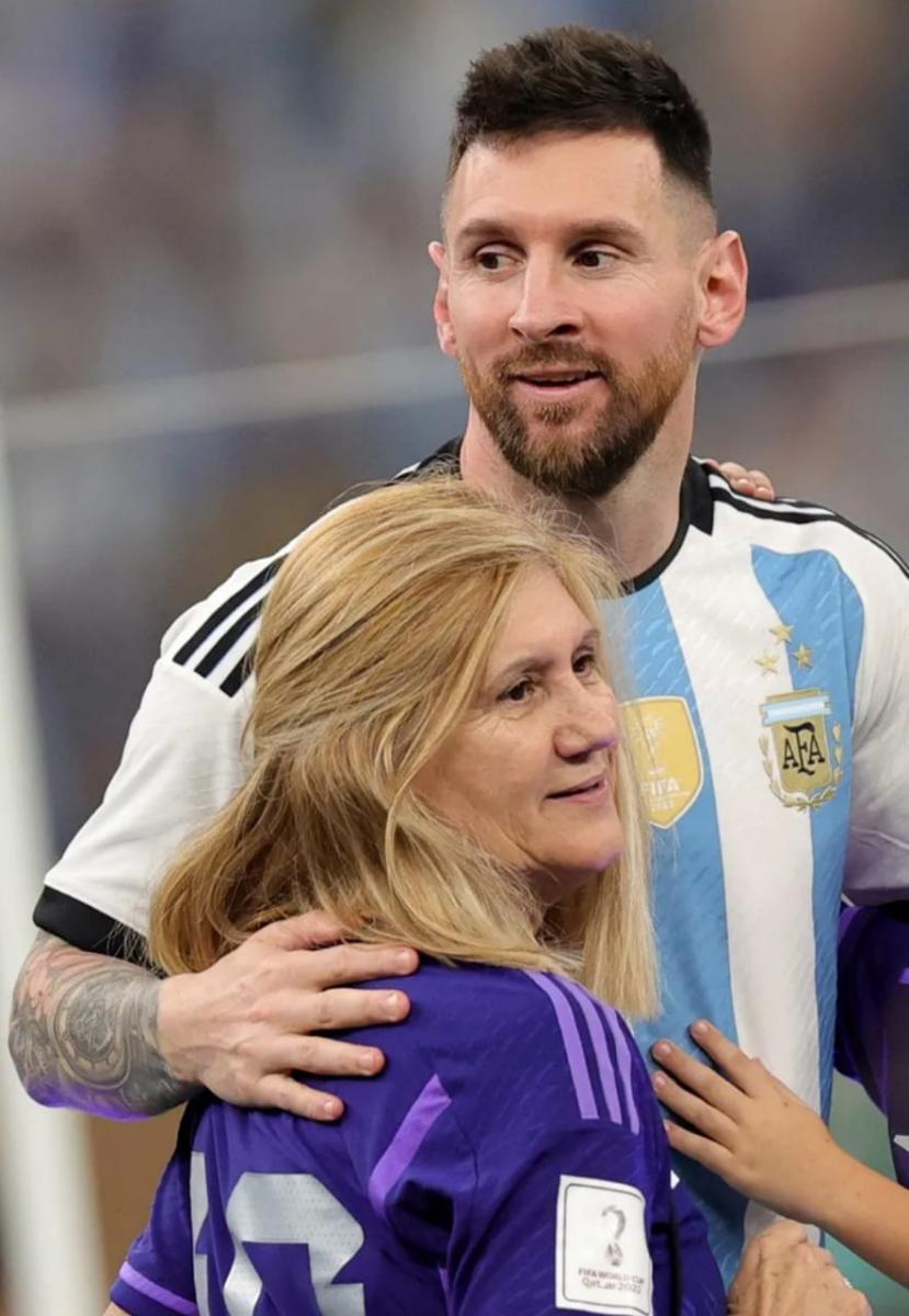 CELEBRACIÓN. Messi, con la nueva camiseta, junto a su madre.