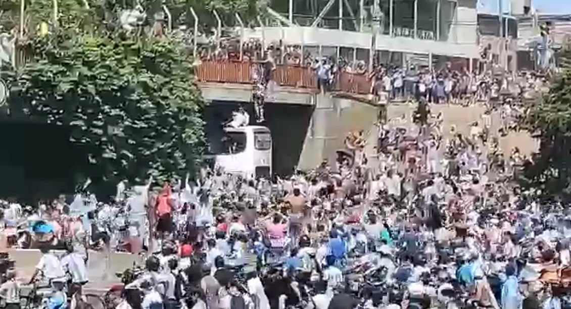Video: dos hinchas se arrojaron desde un puente hacia el colectivo de la Selección