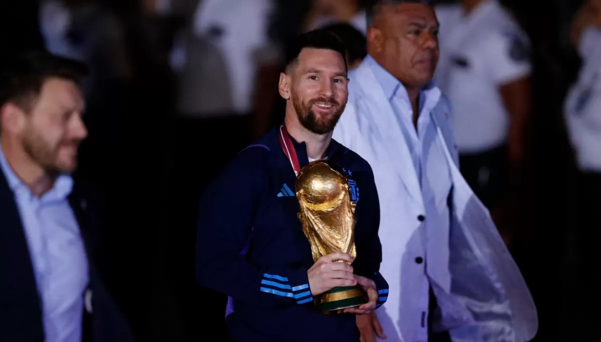La Copa que Messi lleva en sus manos es una réplica