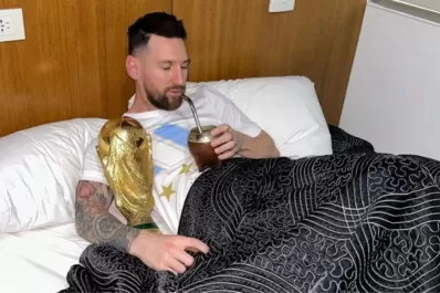 Lionel Messi se despertó y tomó mates abrazado a la Copa del Mundo: “buen día”