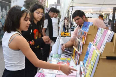 ¿Ya hiciste las compras de Navidad? Los artesanos y Papá Noel te esperan en la plaza Urquiza