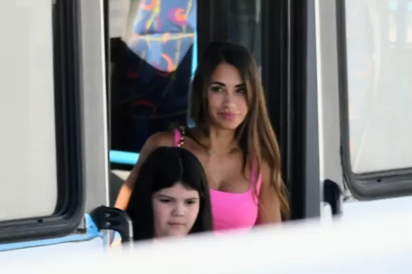 Antonela Roccuzzo y sus tres hijos viajaron a Rosario para esperar a Messi