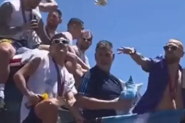 Festejo de locos: el Papu Gómez le tiró plata a los hinchas desde el micro de la Selección y la reacción fue imperdible