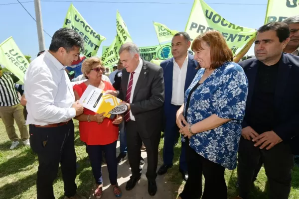 Techo digno: Osvaldo Jaldo entregó las 100 viviendas del barrio Congreso II