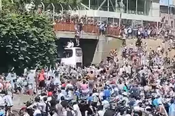 Video: dos hinchas se arrojaron desde un puente hacia el colectivo de la Selección