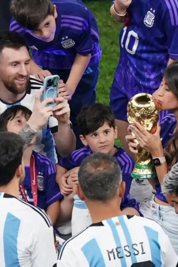 MERECIDO. Antonela, esposa de Messi, fue clave para él. Puede besar la copa por más que no jugó.
