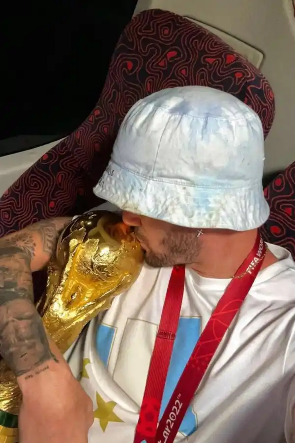 EN BUENAS MANOS. Como a la pelota, De Paul mima a la copa.