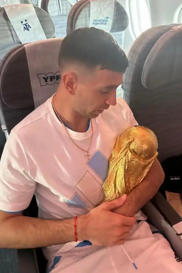 CUIDADOSO. “Dibu” Martínez sostiene la copa como a un bebé.