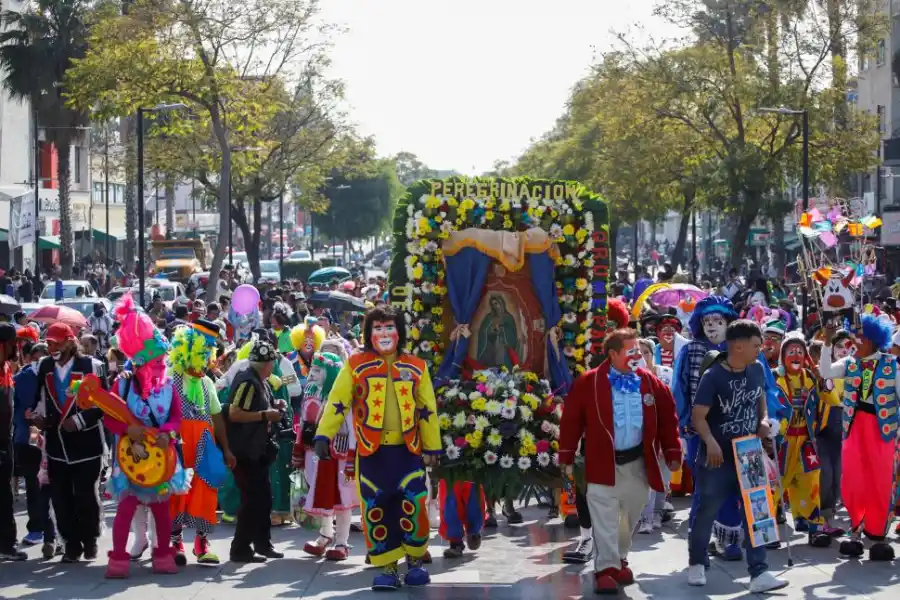 Cientos de personas, disfrazadas de payasos, marchan para rendir homenaje a la santa patrona de México, Nuestra Señora de Guadalupe, en la Ciudad de México.