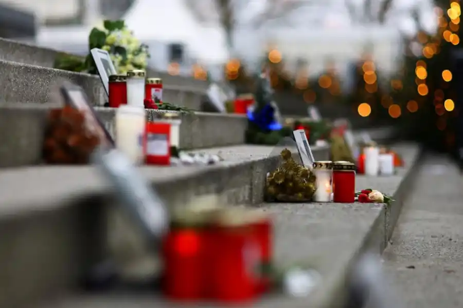 BERLIN. Fotos y velas, en memoria de las víctimas del atentado de 2016.