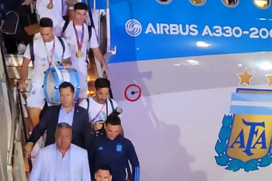 FELICIDAD ABSOLUTA. El capitán Lionel Messi encabezó la fila al momento de bajar del avión.