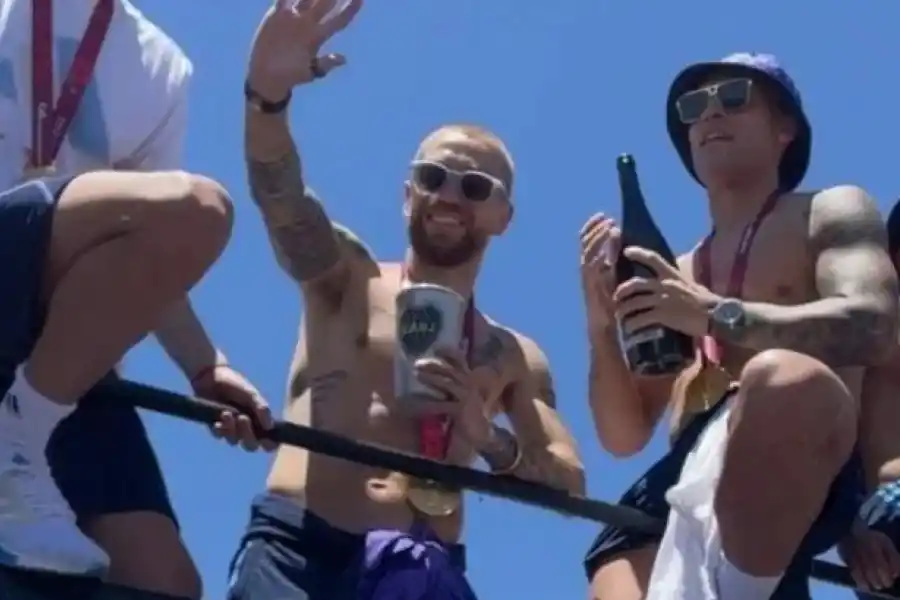 Festejo de locos: el Papu Gómez le tiró plata a los hinchas desde el micro de la Selección y la reacción fue imperdible