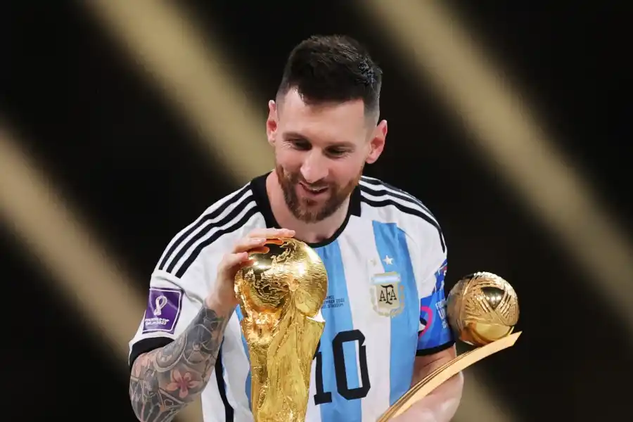 Messi besa la Copa del Mundo